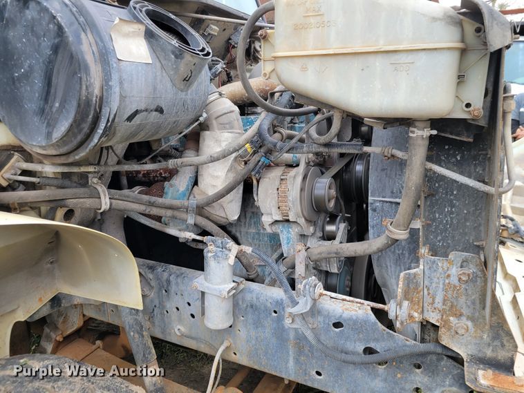 image for item IV9703 2001 International 4900  dump truck