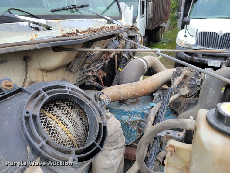 image for item IV9703 2001 International 4900  dump truck