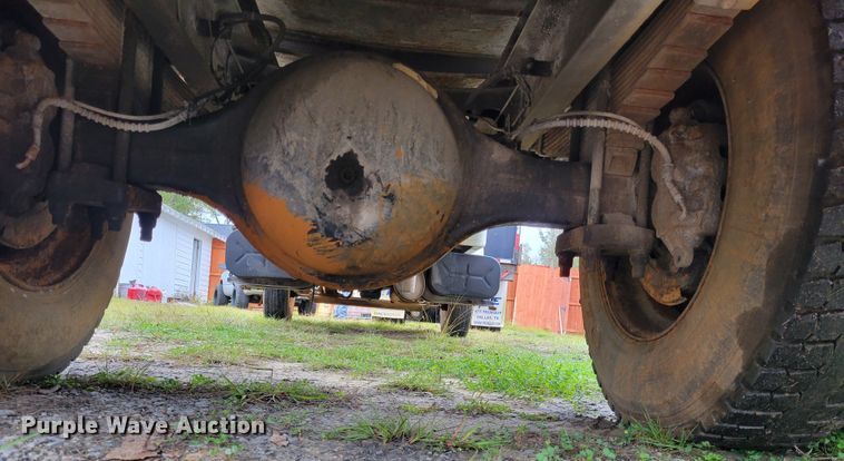 image for item IV9703 2001 International 4900  dump truck