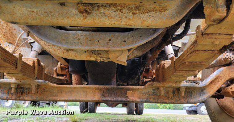 image for item IV9703 2001 International 4900  dump truck