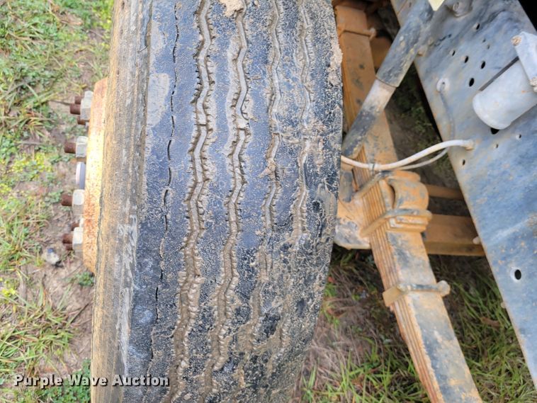 image for item IV9703 2001 International 4900  dump truck