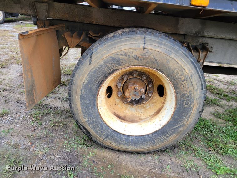 image for item IV9703 2001 International 4900  dump truck