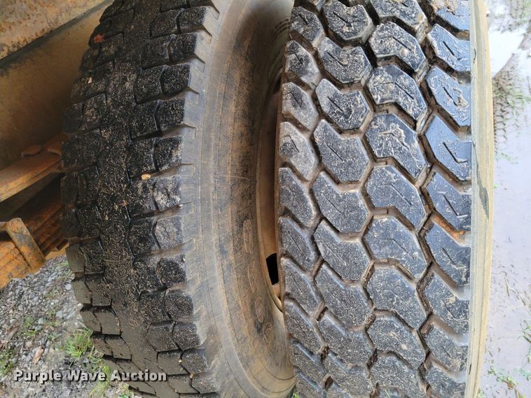 image for item IV9703 2001 International 4900  dump truck