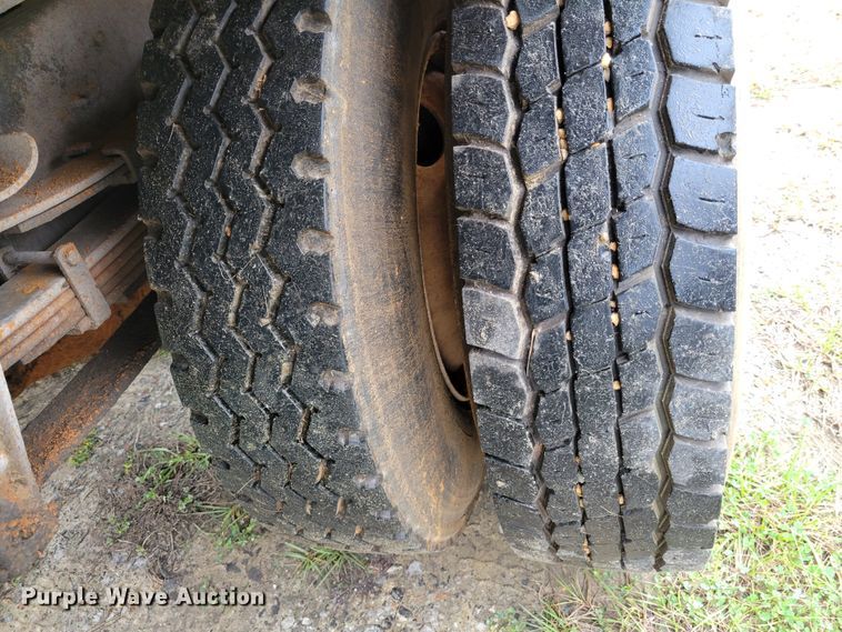 image for item IV9703 2001 International 4900  dump truck