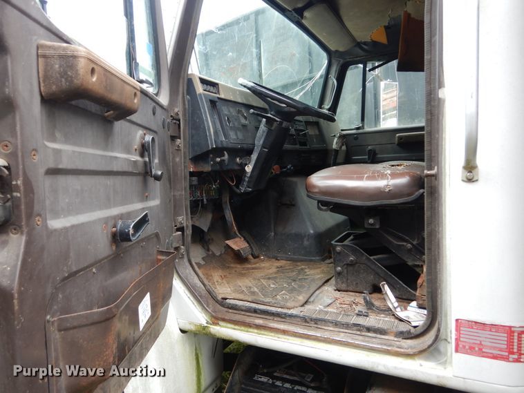 image for item IV9704 1990 International 4900  crane truck