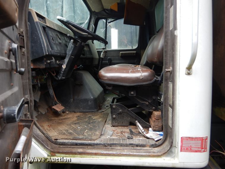 image for item IV9704 1990 International 4900  crane truck