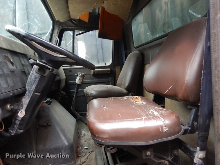 image for item IV9704 1990 International 4900  crane truck