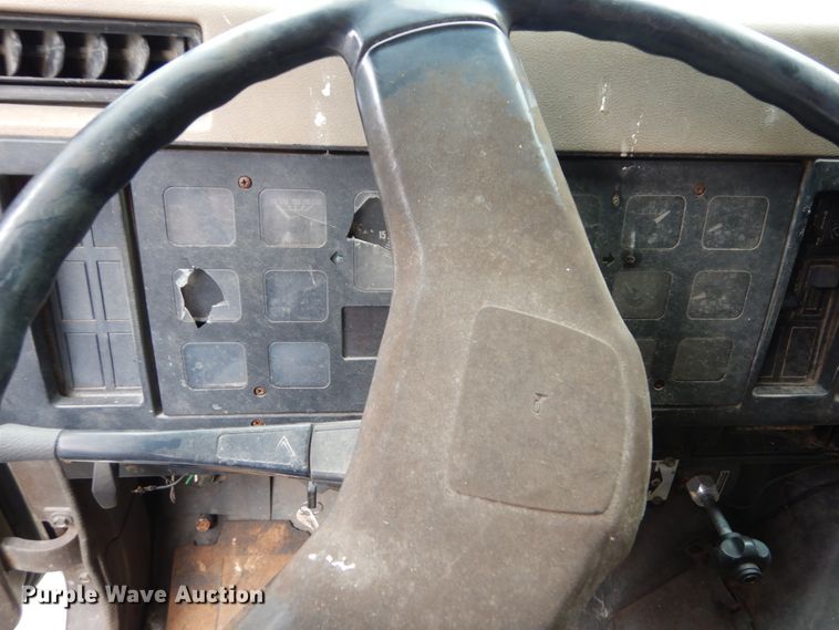 image for item IV9704 1990 International 4900  crane truck