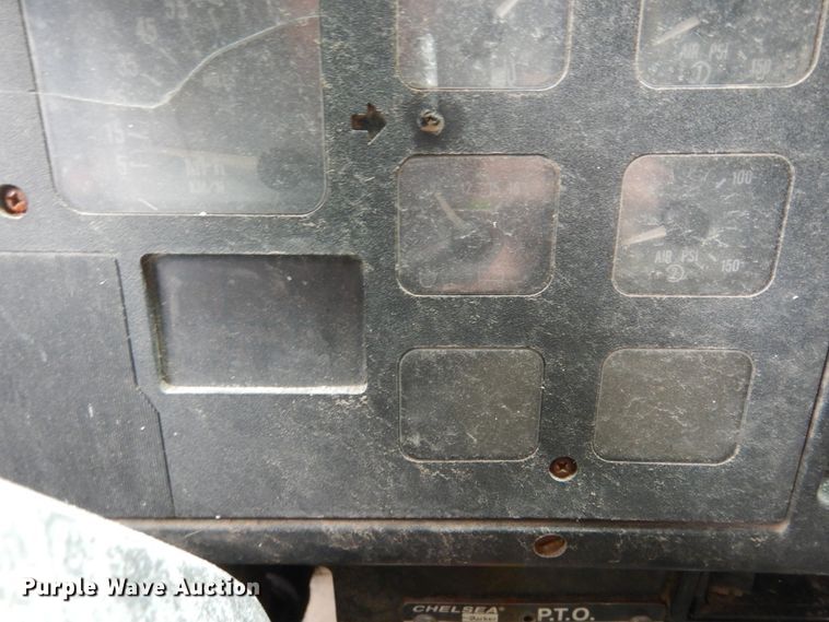 image for item IV9704 1990 International 4900  crane truck