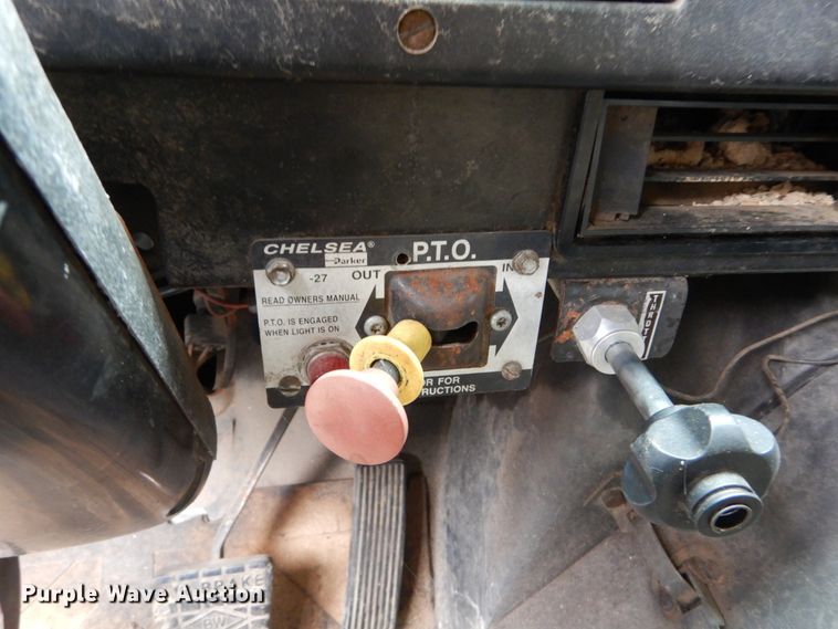 image for item IV9704 1990 International 4900  crane truck