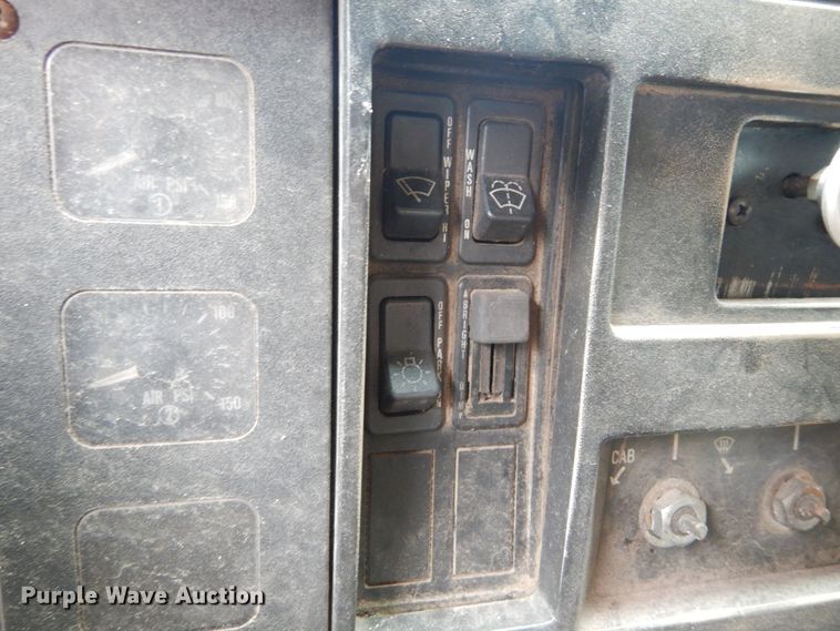 image for item IV9704 1990 International 4900  crane truck