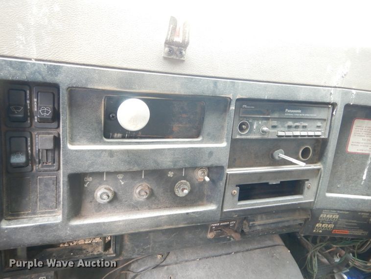 image for item IV9704 1990 International 4900  crane truck