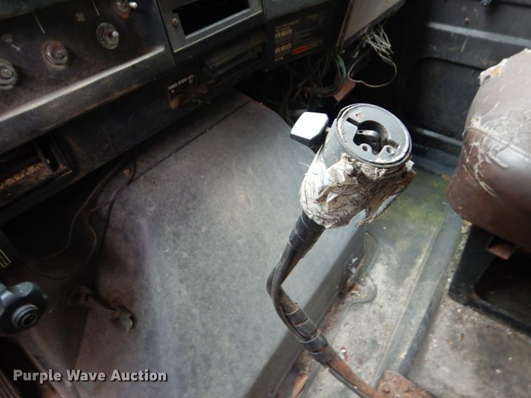 image for item IV9704 1990 International 4900  crane truck