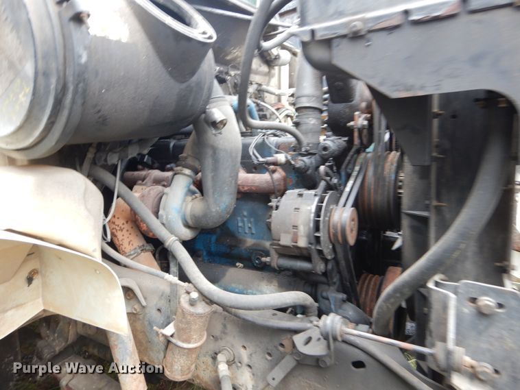 image for item IV9704 1990 International 4900  crane truck