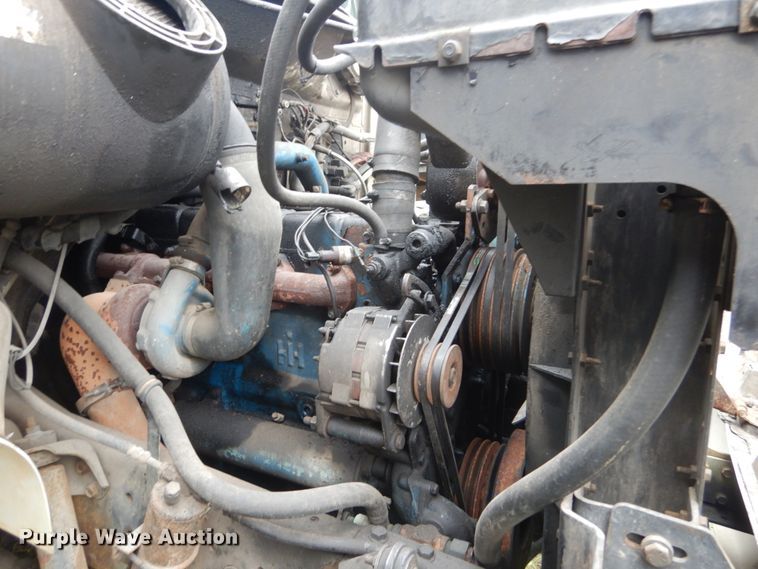 image for item IV9704 1990 International 4900  crane truck