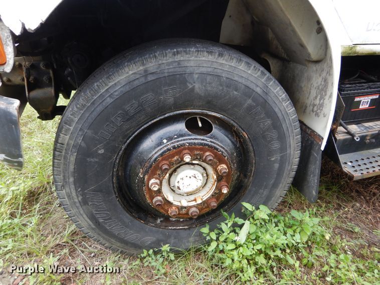 image for item IV9704 1990 International 4900  crane truck