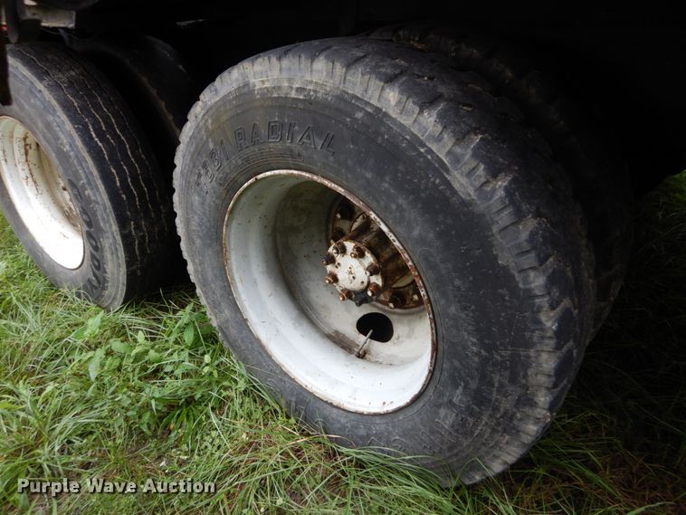 image for item IV9704 1990 International 4900  crane truck