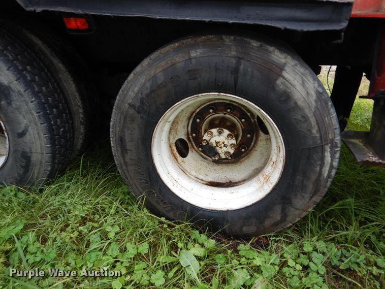 image for item IV9704 1990 International 4900  crane truck