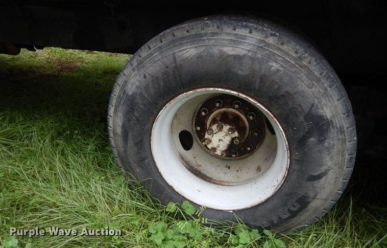 image for item IV9704 1990 International 4900  crane truck