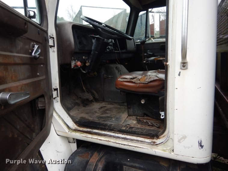 image for item IV9705 1988 International 1954  crane truck