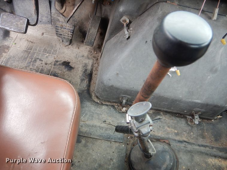 image for item IV9705 1988 International 1954  crane truck