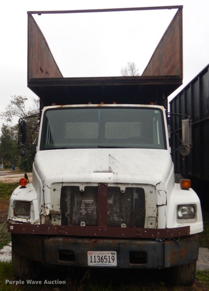image for item IV9710 2000 Freightliner FL70  dump truck