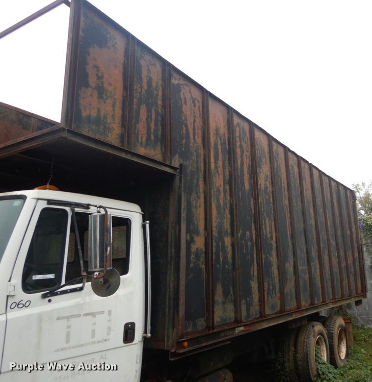 image for item IV9710 2000 Freightliner FL70  dump truck