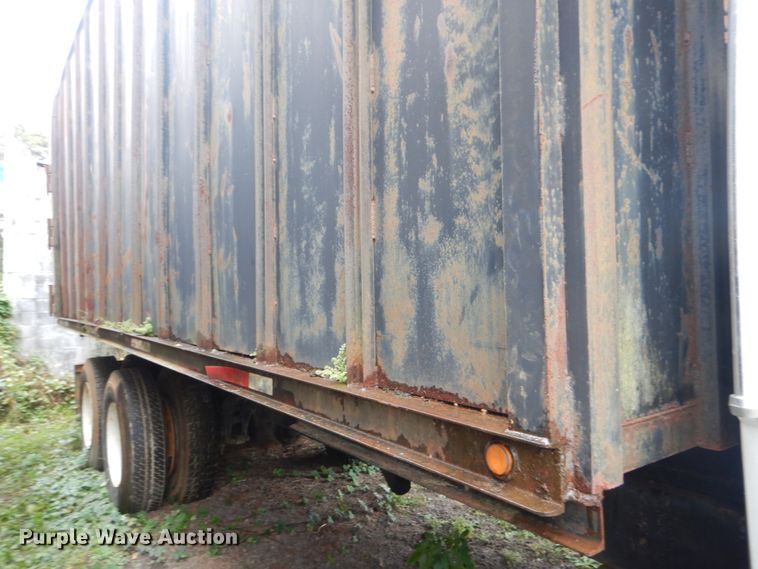 image for item IV9710 2000 Freightliner FL70  dump truck