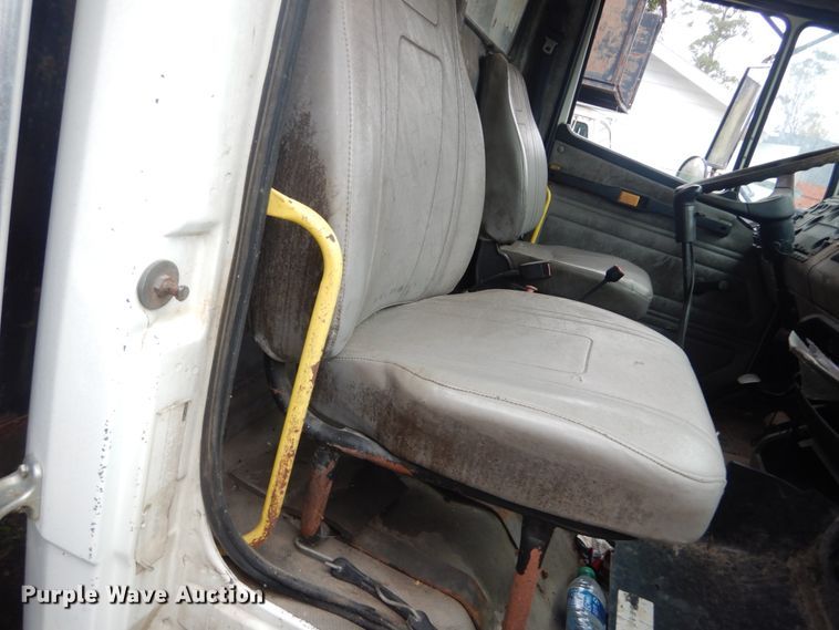 image for item IV9710 2000 Freightliner FL70  dump truck