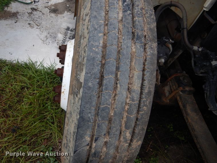 image for item IV9710 2000 Freightliner FL70  dump truck