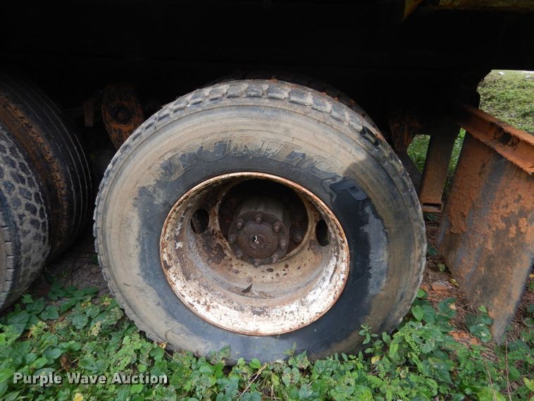 image for item IV9710 2000 Freightliner FL70  dump truck