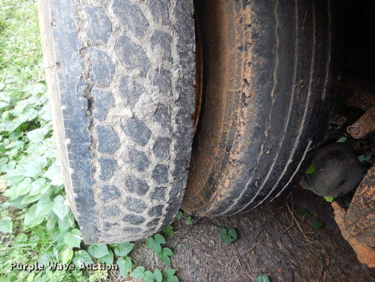 image for item IV9710 2000 Freightliner FL70  dump truck