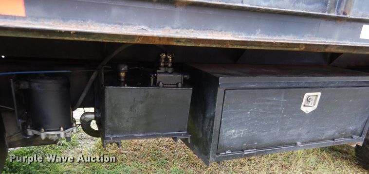 image for item IV9712 1998 International 4900  dump truck