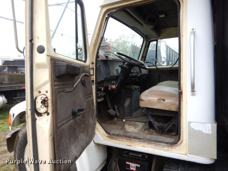 image for item IV9712 1998 International 4900  dump truck