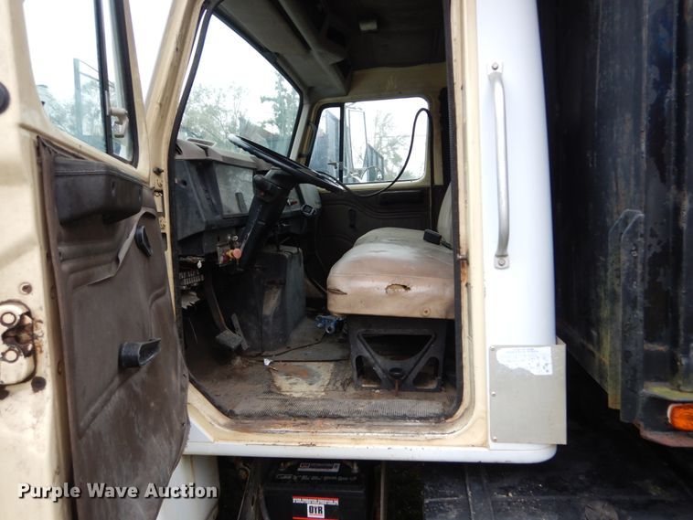 image for item IV9712 1998 International 4900  dump truck