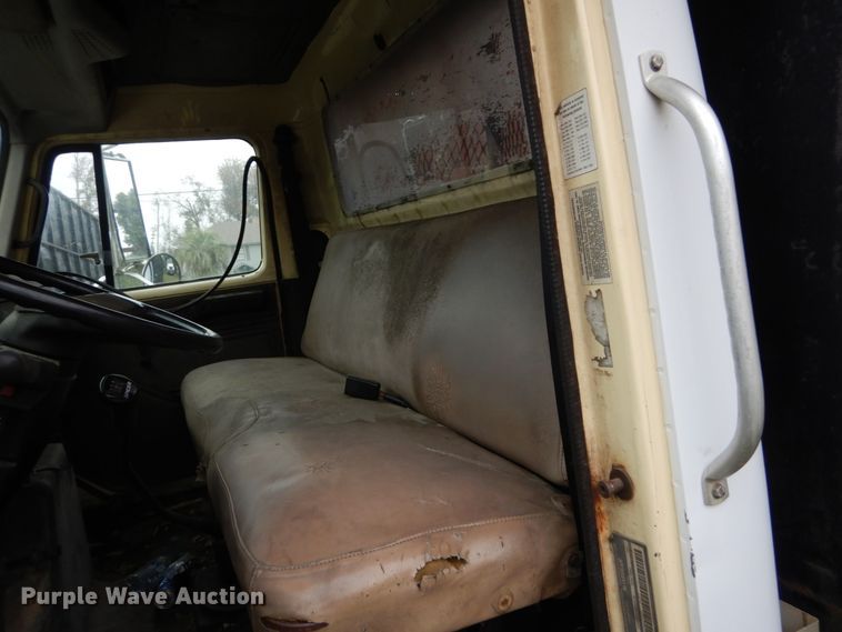 image for item IV9712 1998 International 4900  dump truck