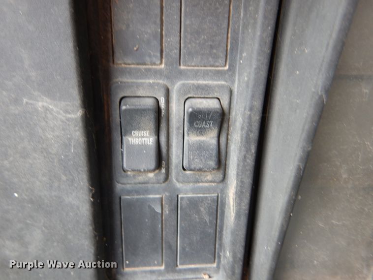 image for item IV9712 1998 International 4900  dump truck