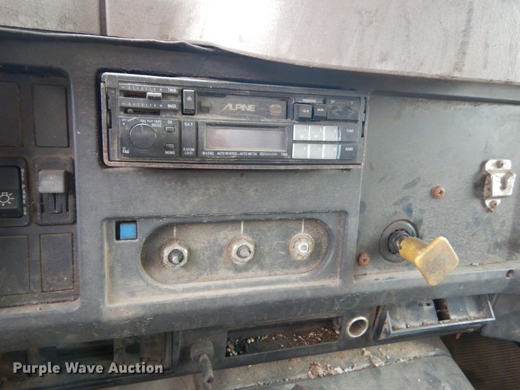 image for item IV9712 1998 International 4900  dump truck