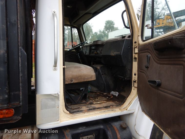 image for item IV9712 1998 International 4900  dump truck