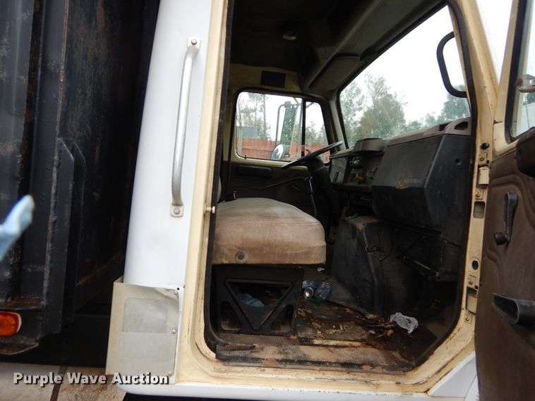 image for item IV9712 1998 International 4900  dump truck