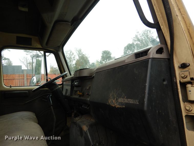 image for item IV9712 1998 International 4900  dump truck