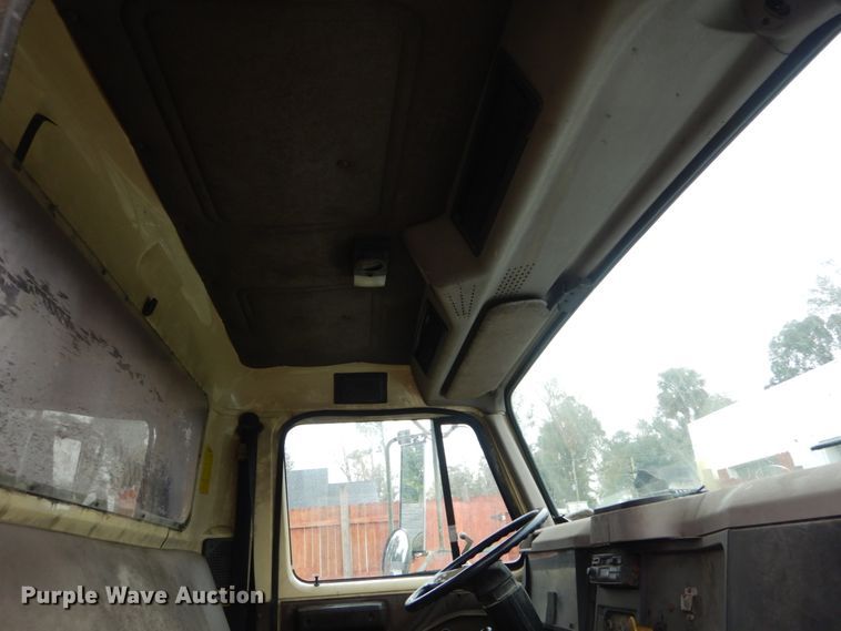 image for item IV9712 1998 International 4900  dump truck