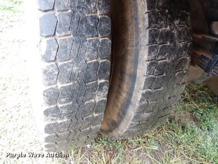 image for item IV9712 1998 International 4900  dump truck