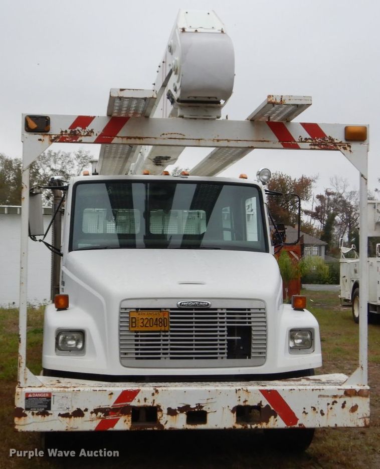 image for item IV9713 2003 Freightliner FL70  bucket truck