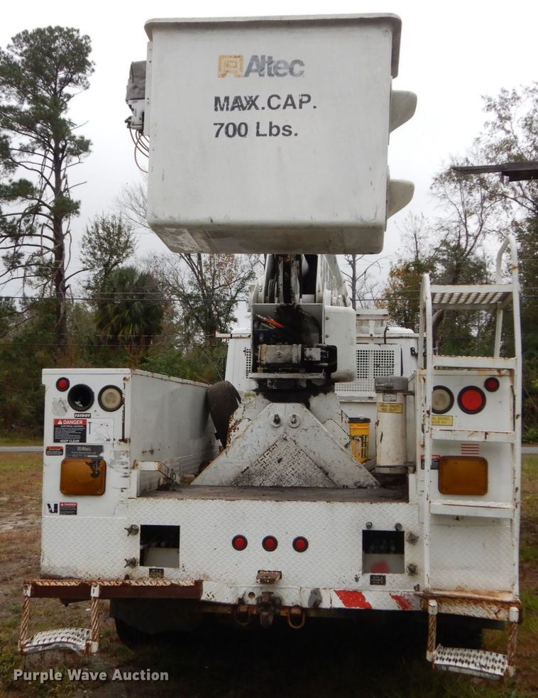 image for item IV9713 2003 Freightliner FL70  bucket truck