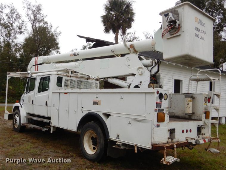 image for item IV9713 2003 Freightliner FL70  bucket truck