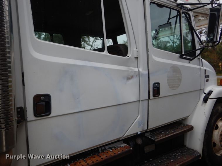 image for item IV9713 2003 Freightliner FL70  bucket truck