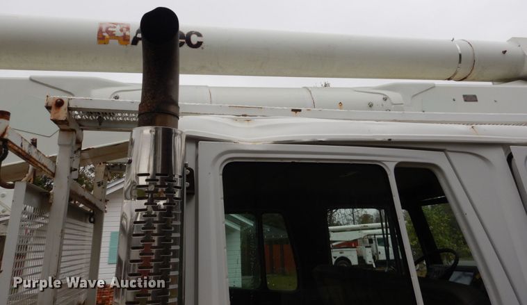 image for item IV9713 2003 Freightliner FL70  bucket truck