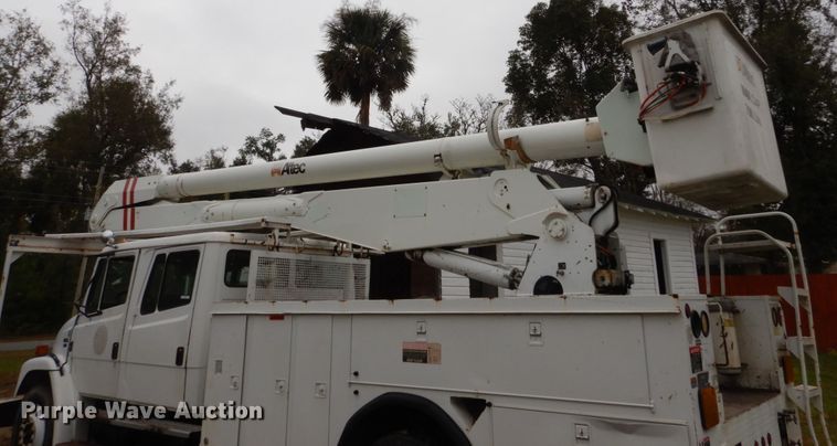 image for item IV9713 2003 Freightliner FL70  bucket truck