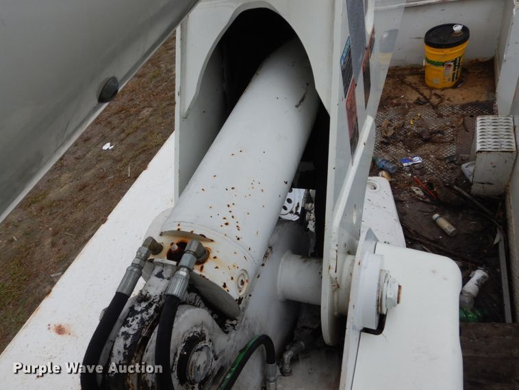 image for item IV9713 2003 Freightliner FL70  bucket truck